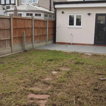 Modern 2 Bedroom House In Greater London - Private Garden, Free Wifi And Parking Dagenham Exterior photo