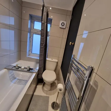 Modern 2 Bedroom House In Greater London - Private Garden, Free Wifi And Parking Dagenham Exterior photo
