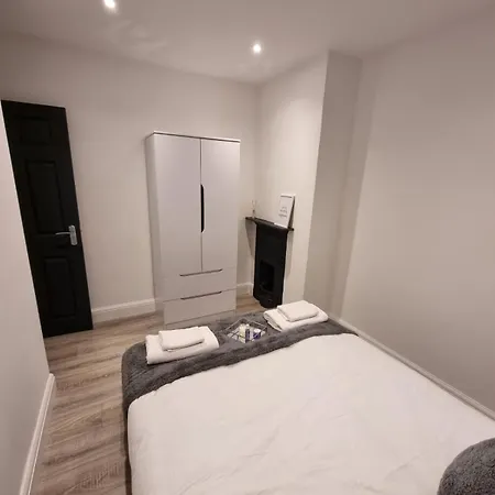 Modern 2 Bedroom House In Greater London - Private Garden, Free Wifi And Parking Dagenham Exterior photo