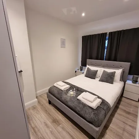 Modern 2 Bedroom House In Greater London - Private Garden, Free Wifi And Parking Dagenham Exterior photo