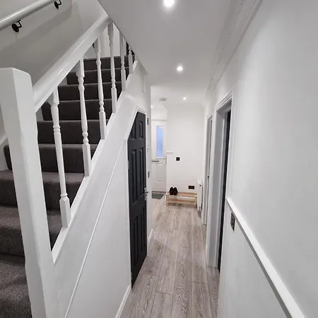 Modern 2 Bedroom House In Greater London - Private Garden, Free Wifi And Parking Dagenham Exterior photo