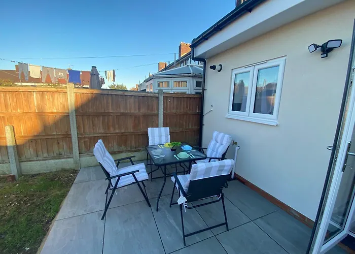 Modern 2 Bedroom House In Greater London - Private Garden, Free Wifi And Parking
