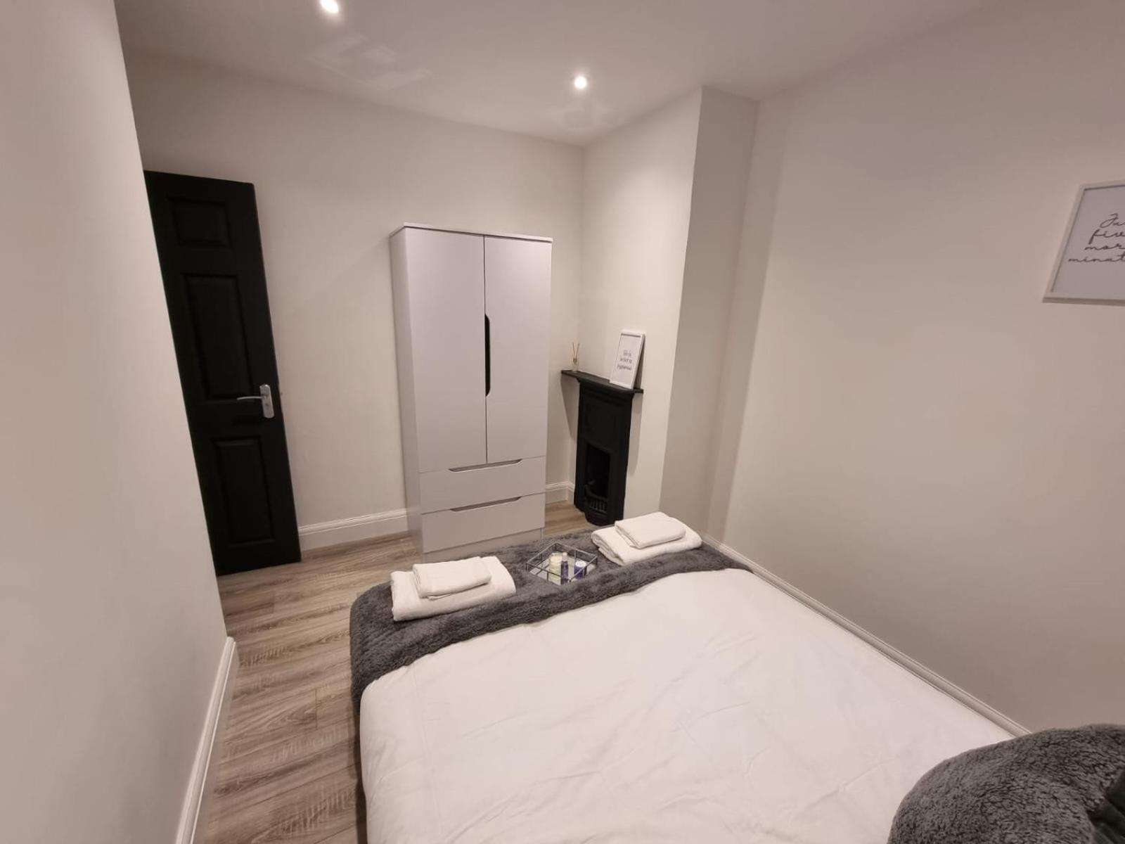 Modern 2 Bedroom House In Greater London - Private Garden, Free Wifi And Parking Dagenham
