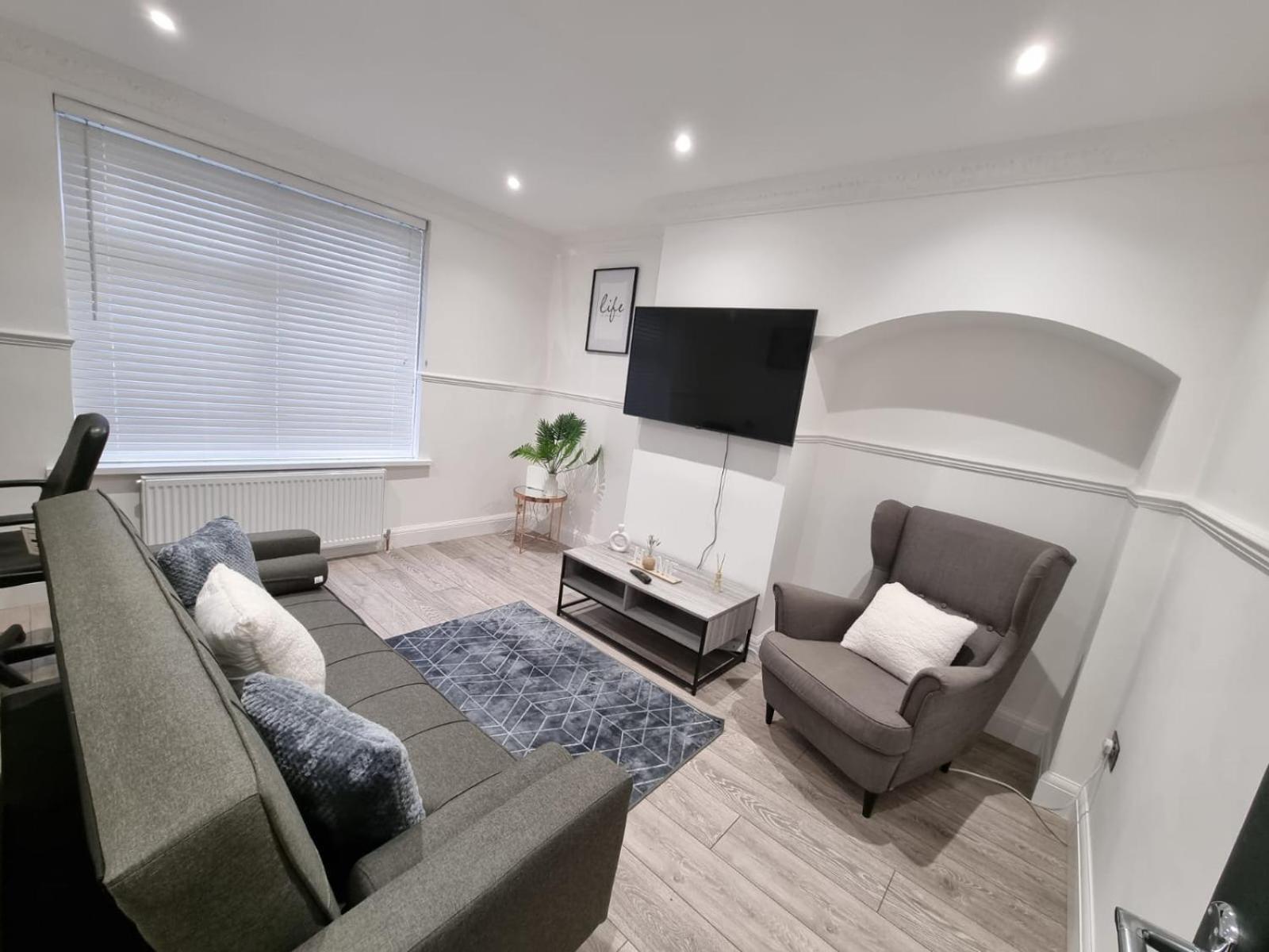 Modern 2 Bedroom House In Greater London - Private Garden, Free Wifi And Parking Holiday home Dagenham