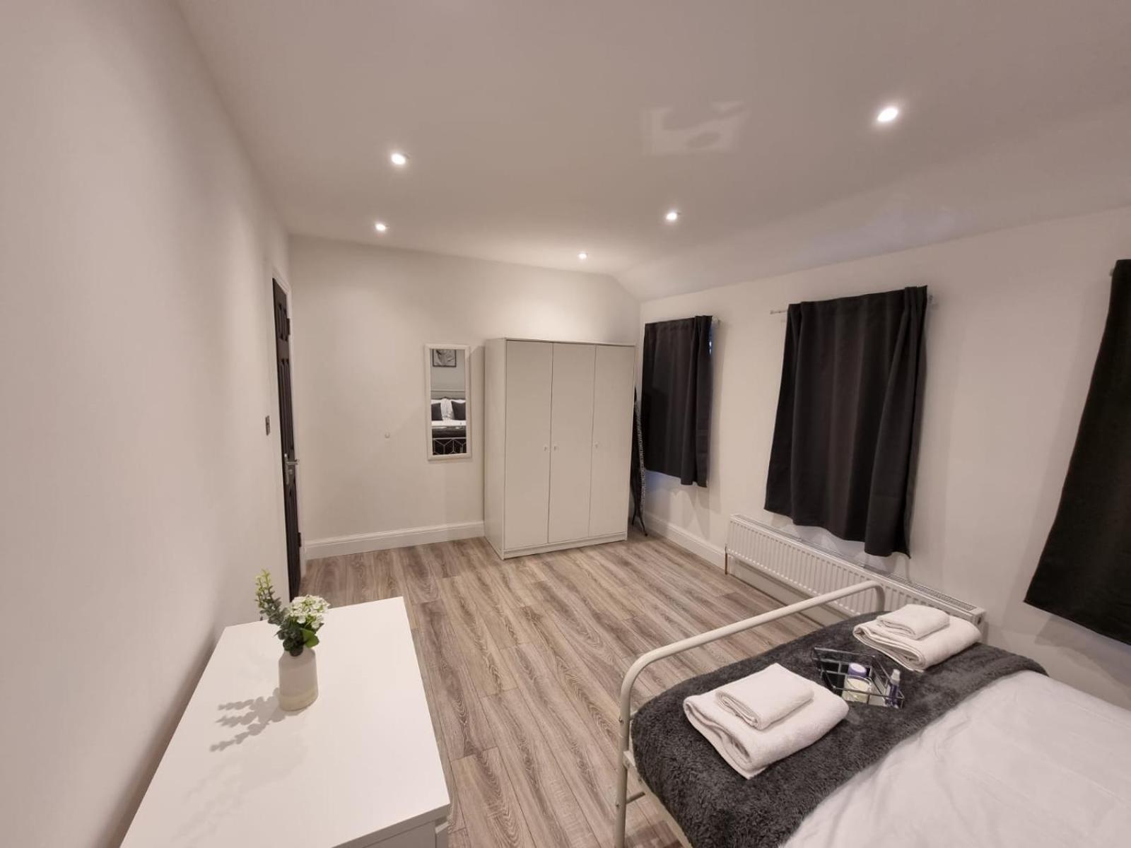 Modern 2 Bedroom House In Greater London - Private Garden, Free Wifi And Parking *