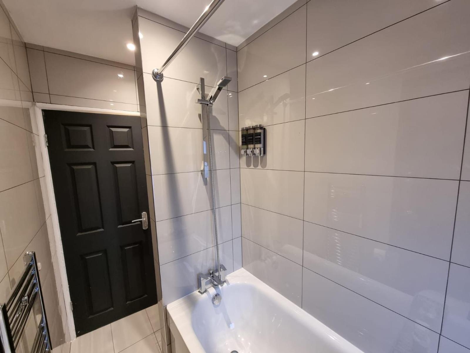 Modern 2 Bedroom House In Greater London - Private Garden, Free Wifi And Parking Dagenham