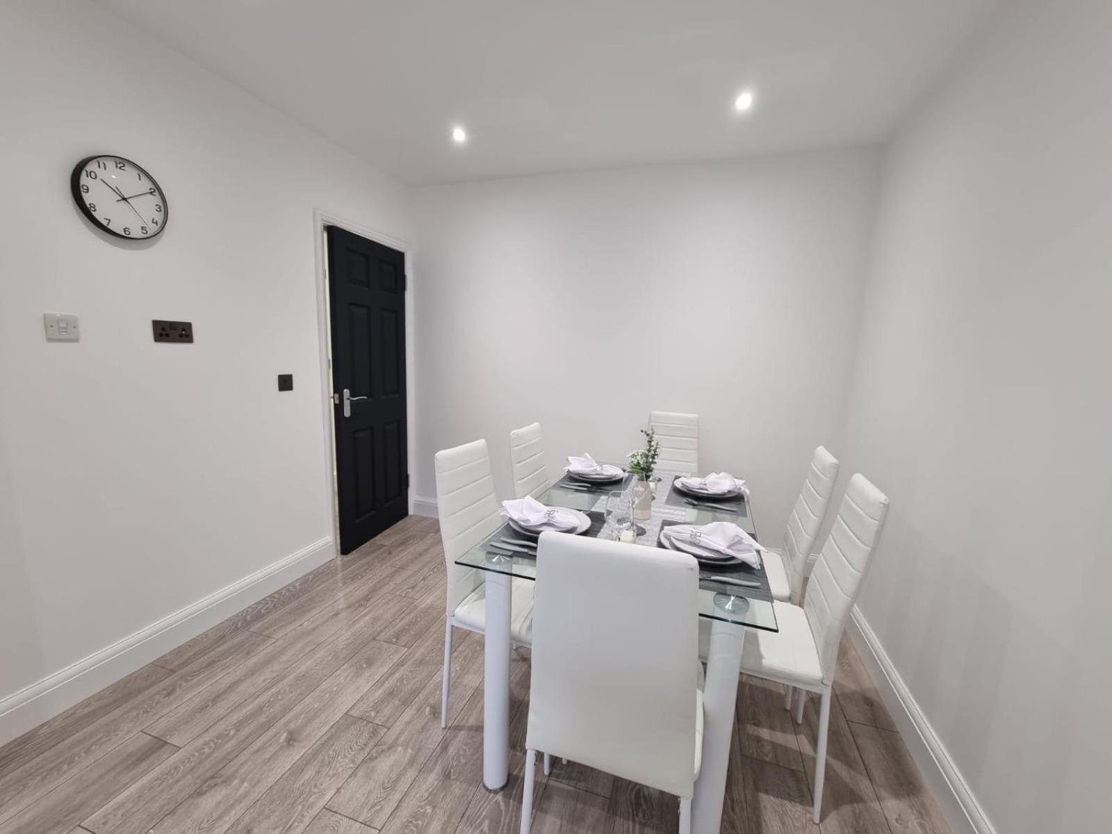 Modern 2 Bedroom House In Greater London - Private Garden, Free Wifi And Parking * Dagenham