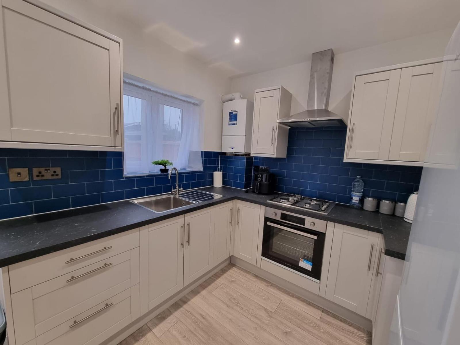 Holiday home Modern 2 Bedroom House In Greater London - Private Garden, Free Wifi And Parking