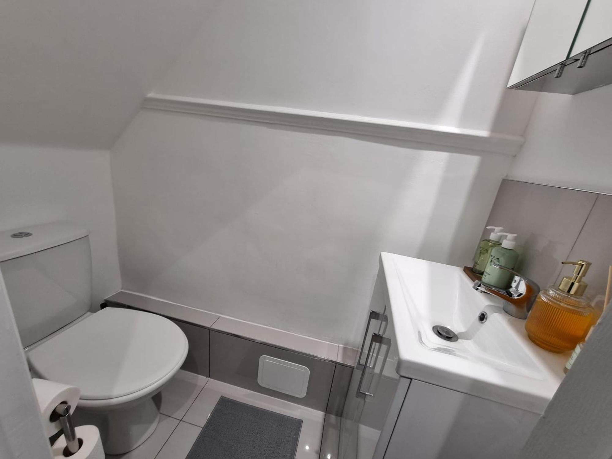 Modern 2 Bedroom House In Greater London - Private Garden, Free Wifi And Parking Holiday home *
