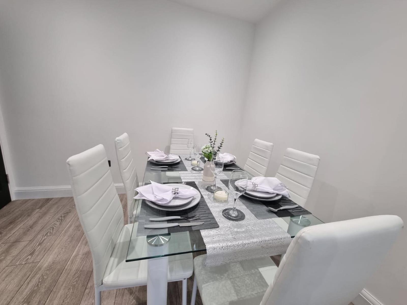 Holiday home Modern 2 Bedroom House In Greater London - Private Garden, Free Wifi And Parking
