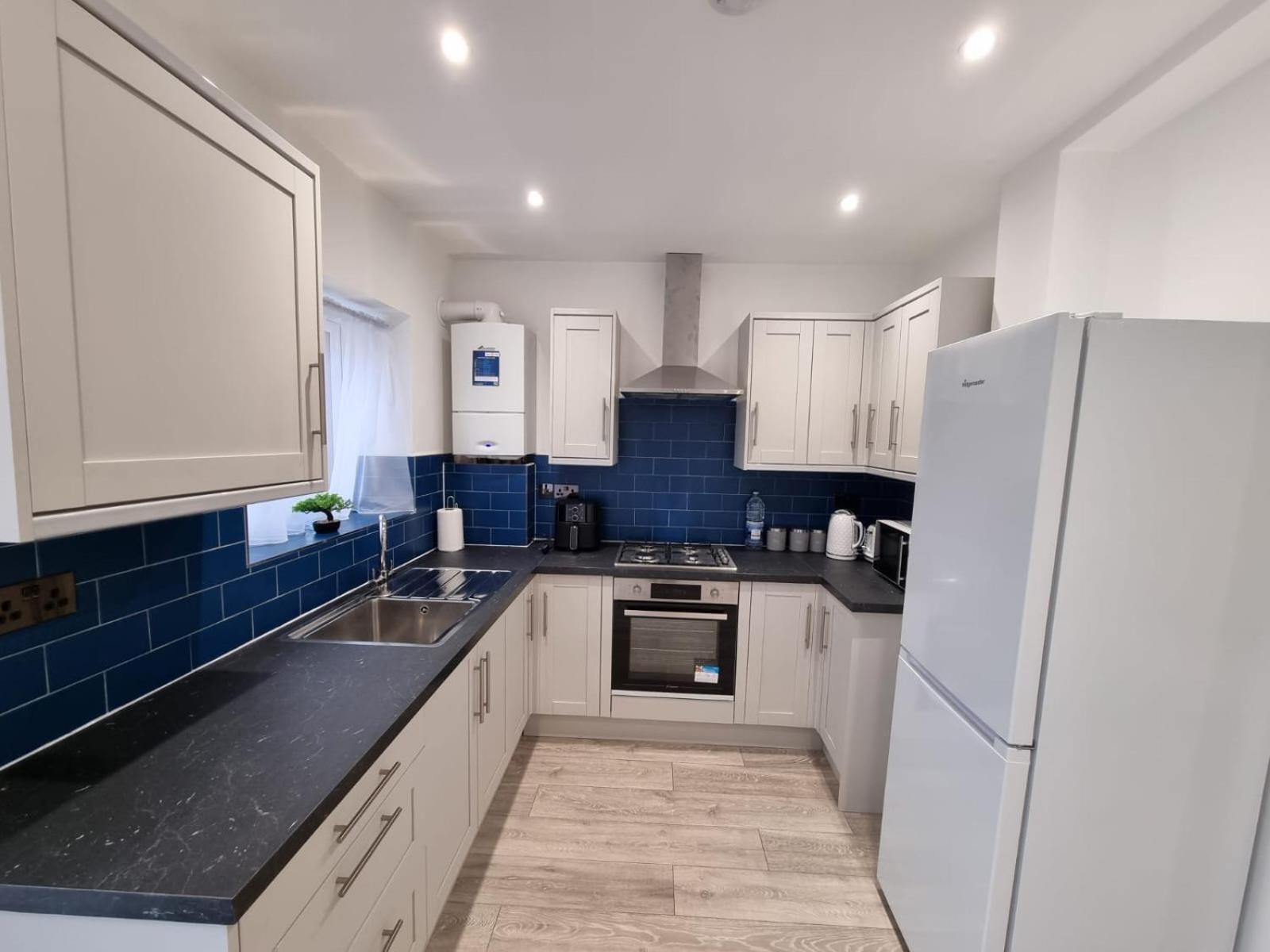 Holiday home Modern 2 Bedroom House In Greater London - Private Garden, Free Wifi And Parking *