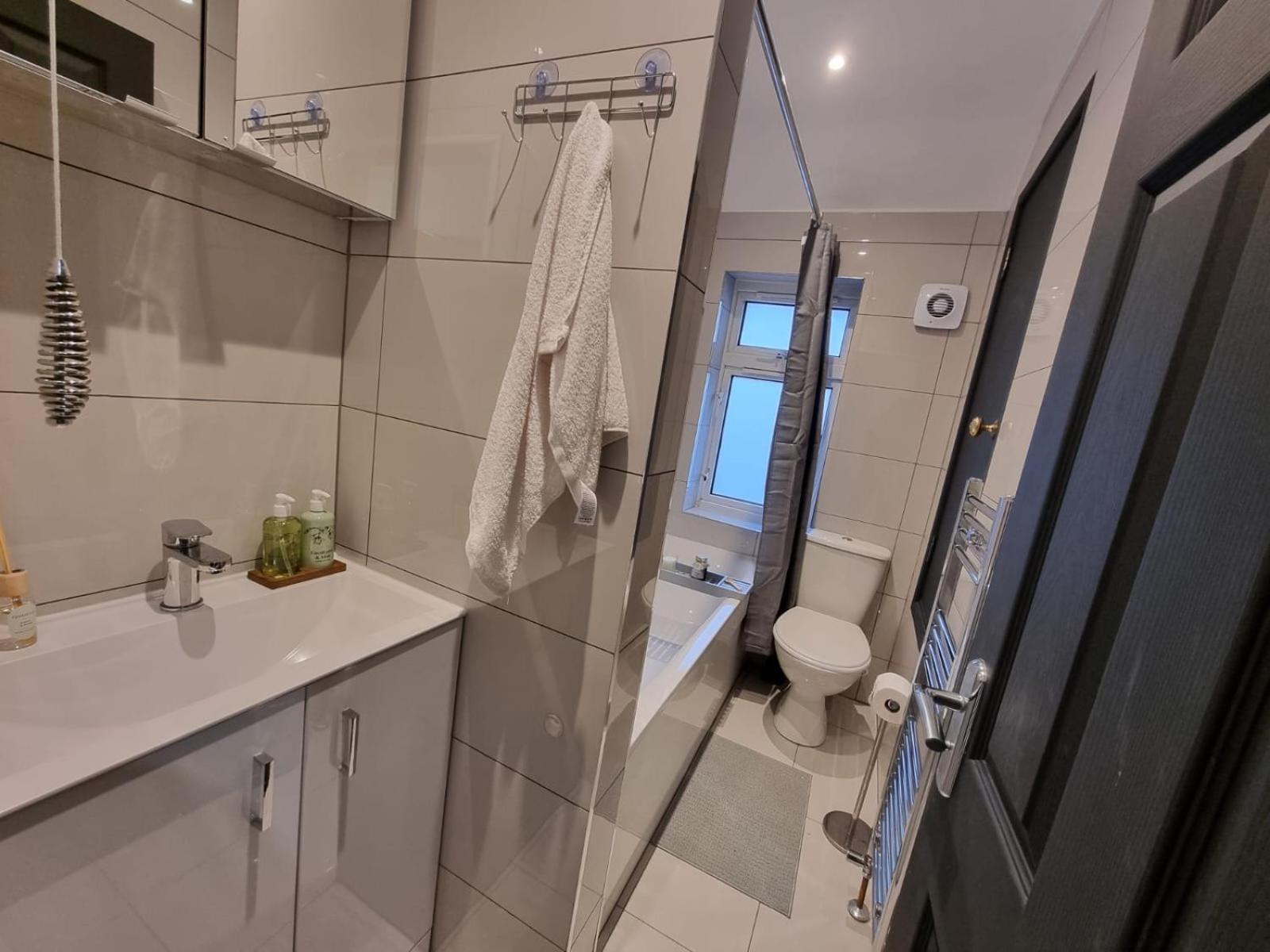 Modern 2 Bedroom House In Greater London - Private Garden, Free Wifi And Parking