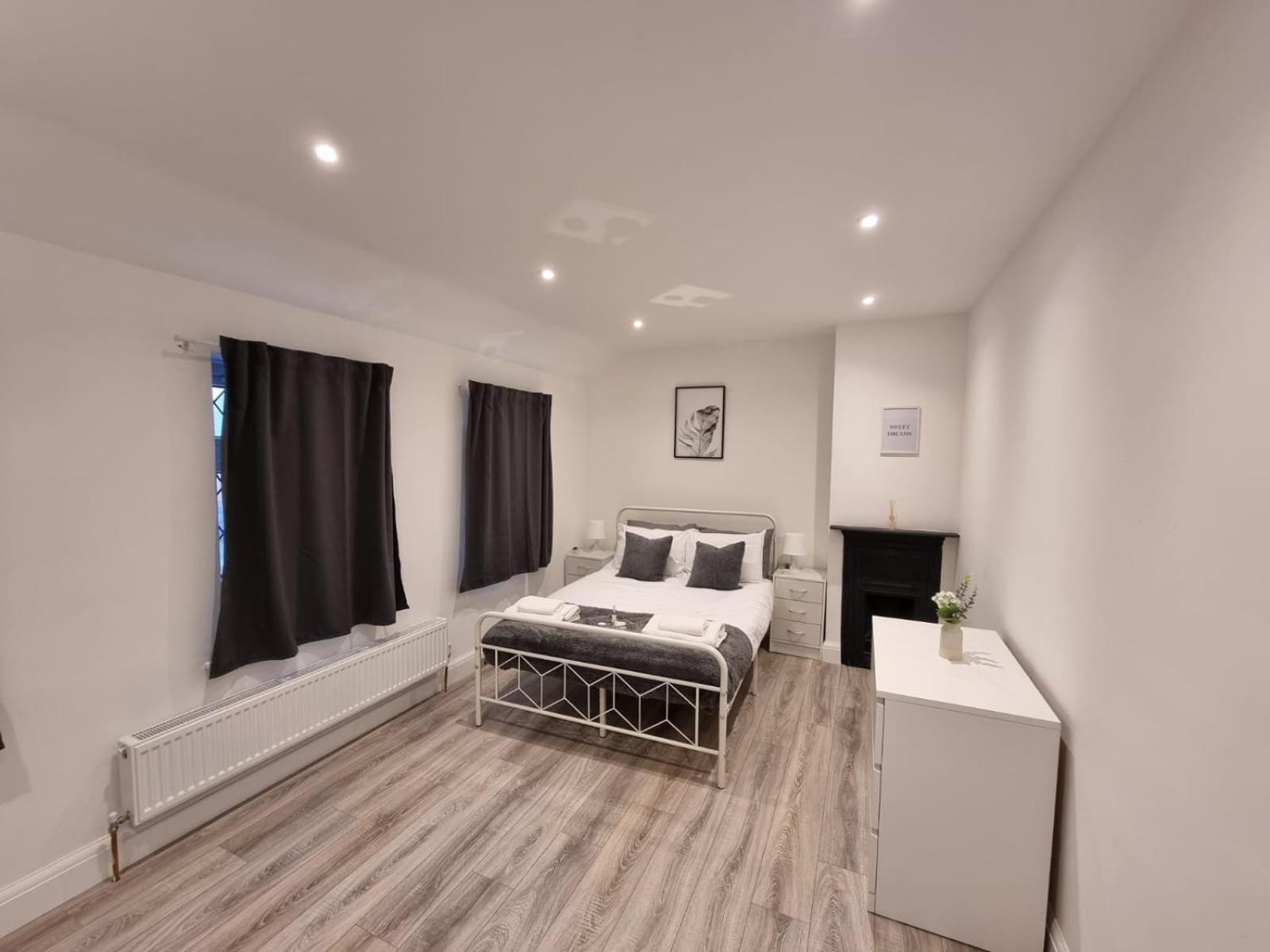 Holiday home Modern 2 Bedroom House In Greater London - Private Garden, Free Wifi And Parking