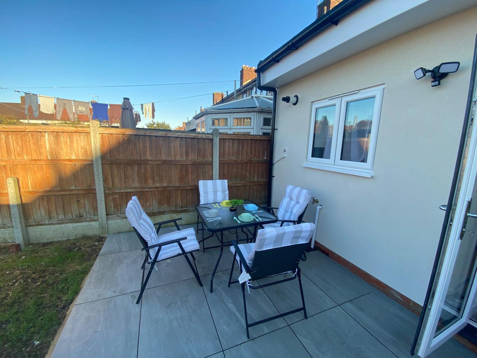 Modern 2 Bedroom House In Greater London - Private Garden, Free Wifi And Parking Holiday home *