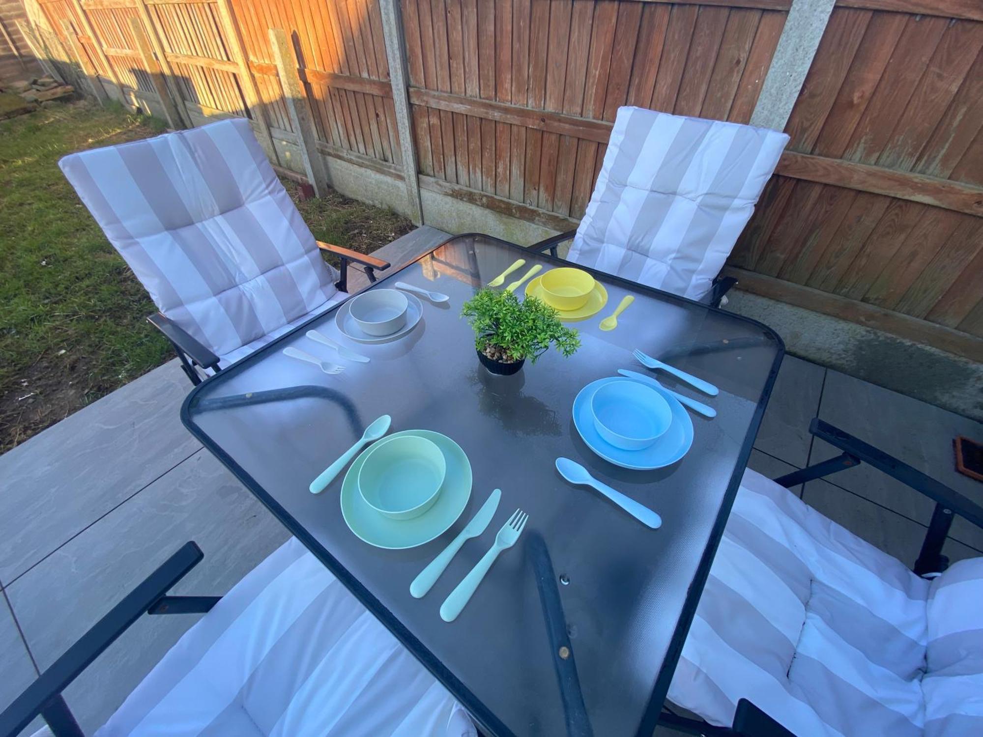 Modern 2 Bedroom House In Greater London - Private Garden, Free Wifi And Parking Holiday home *