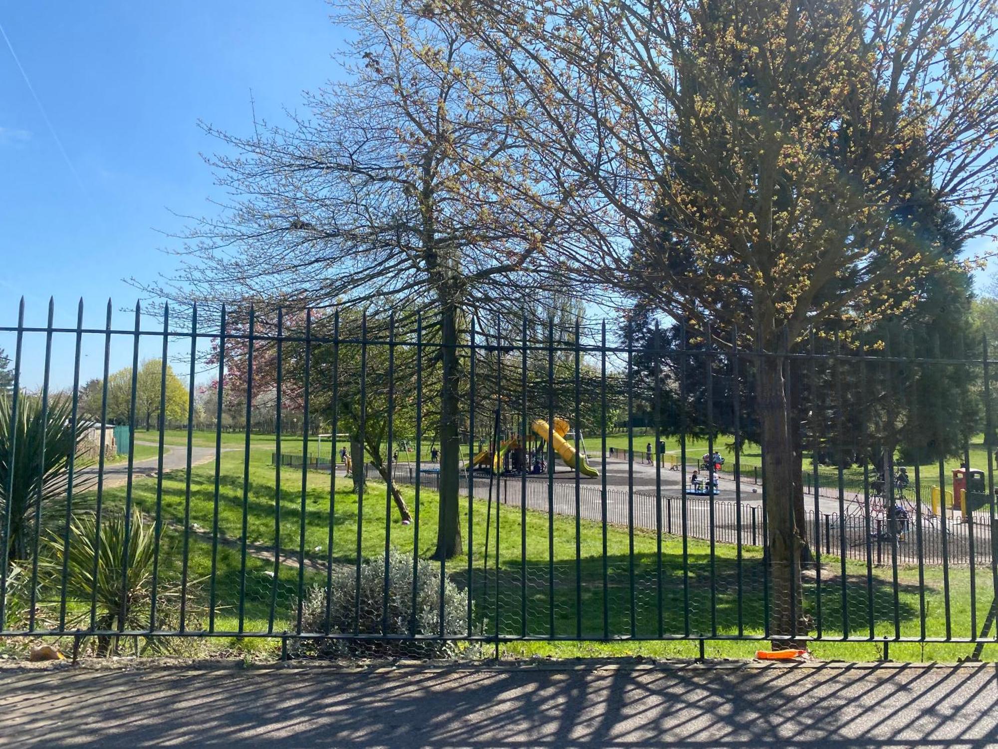 Modern 2 Bedroom House In Greater London - Private Garden, Free Wifi And Parking Dagenham