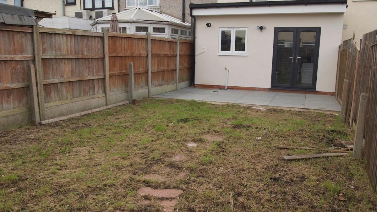 Modern 2 Bedroom House In Greater London - Private Garden, Free Wifi And Parking Holiday home