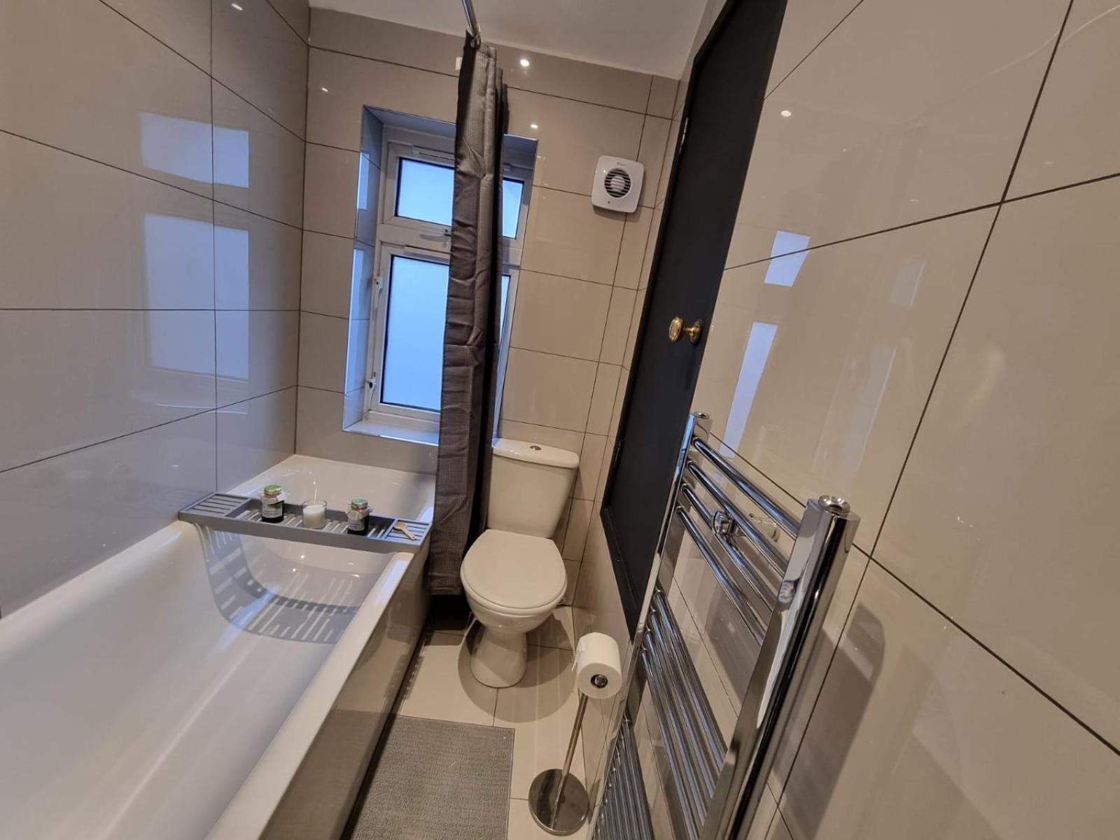 Modern 2 Bedroom House In Greater London - Private Garden, Free Wifi And Parking *