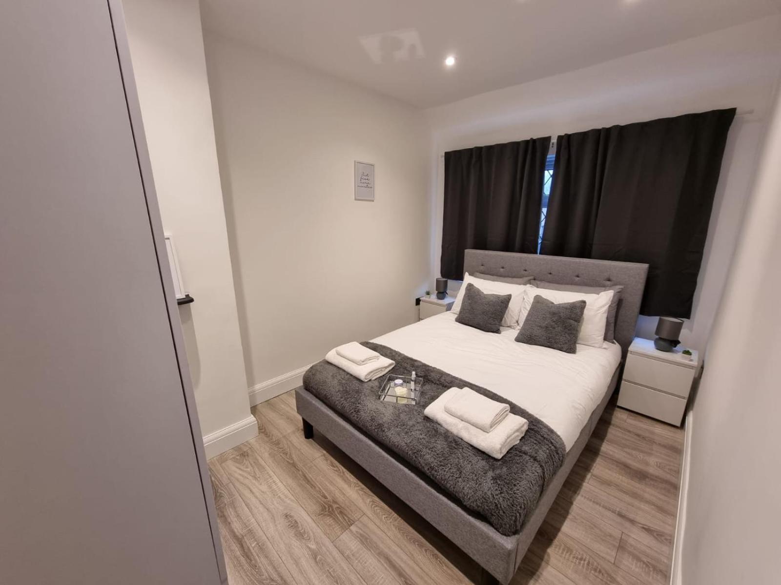 Modern 2 Bedroom House In Greater London - Private Garden, Free Wifi And Parking Holiday home