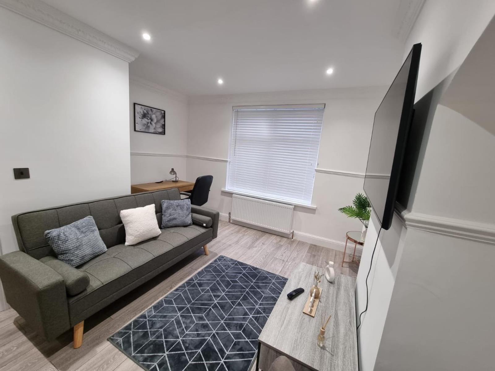 Holiday home Modern 2 Bedroom House In Greater London - Private Garden, Free Wifi And Parking *