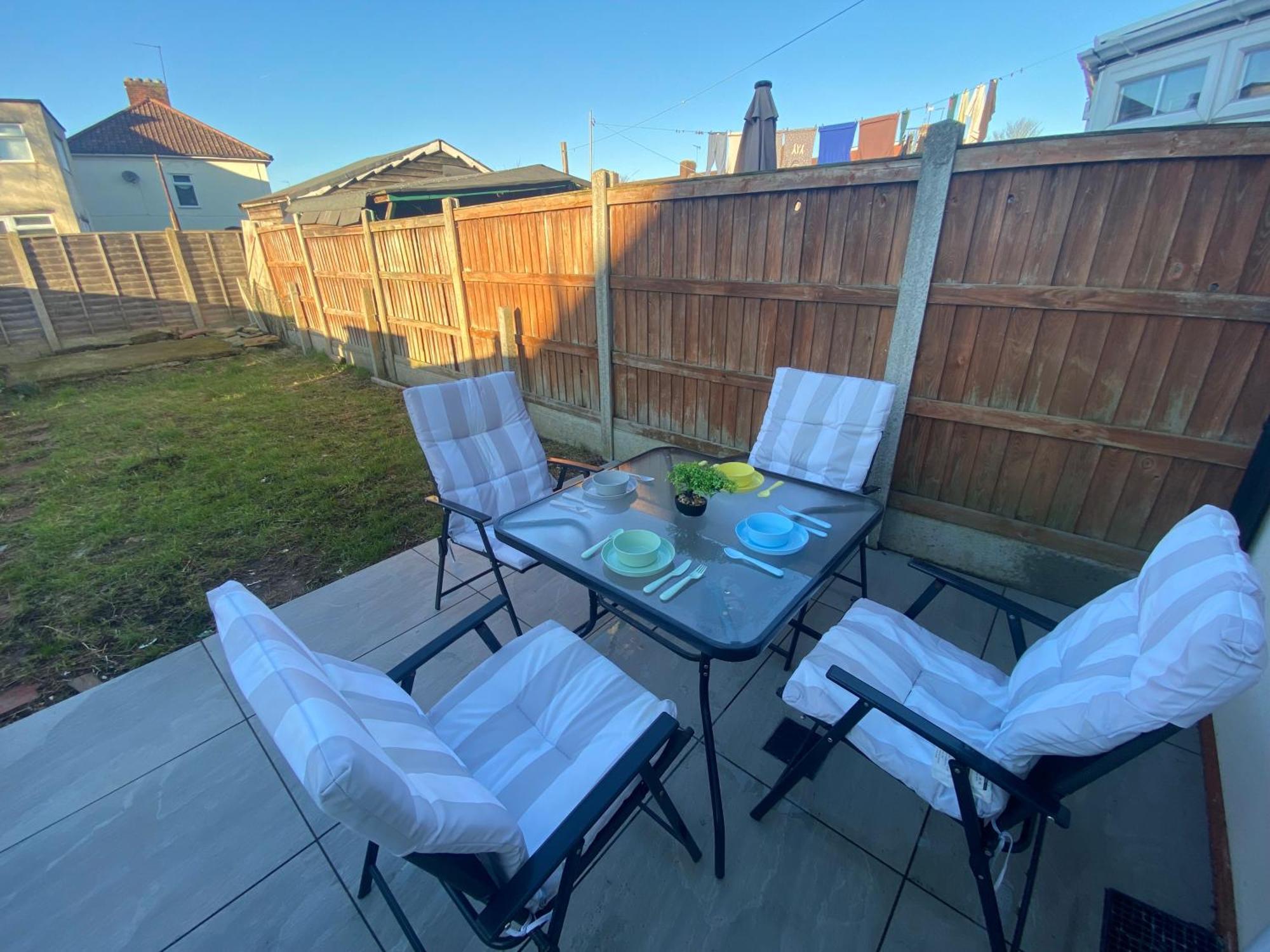 Modern 2 Bedroom House In Greater London - Private Garden, Free Wifi And Parking *